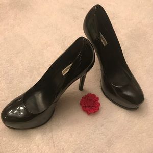 Patent leather black pumps